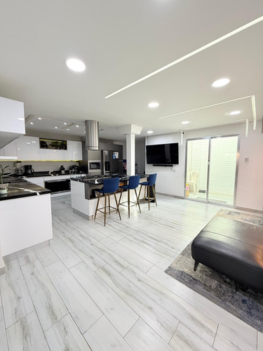 Lujoso Town House/ C.r Costanera Village, Nueva Barcelona