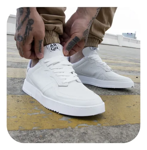 Hombres con zapatillas de mujer deals