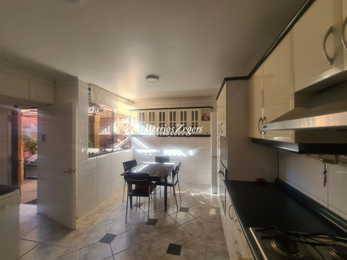 Casa En Venta De 5 Dorm. 3 Baños Mas Servicios En Las Condes