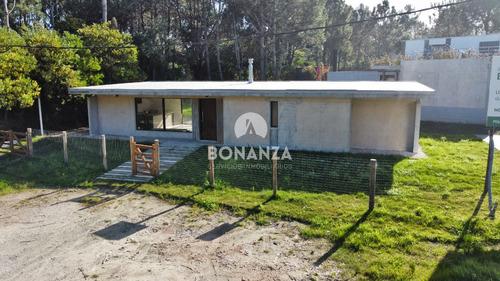 Casa A Estrenar En Venta En Piriápolis, Punta Colorada. Con Piscina, A 500 Metros De La Playa. 3 Dormitorios, 2 Baños.