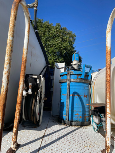 Tanque De Combustivel Com Bombas De Abastecimento E Graxeira
