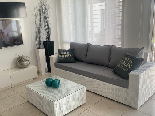 Sillon De Rattan Sintético De Tres Cuerpos Y Mesa Ratona .