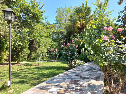 Casa De Arquitectura Única Y Preciosos Jardines Y Entorno