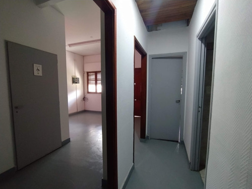 Alquiler De Importante Inmueble Para Oficinas, Consultorios O Estudios. Apto Profesional