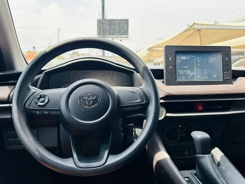 Toyota Yaris 4p Sedán Base L4/1.5 Aut