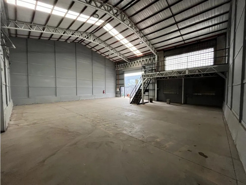 Arriendo Bodega De 219 M² En El Salto, Recoleta.