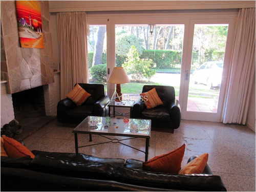 Chalet Típico De Punta Del Este, A 300 Metros De Playa Mansa- Ref: 2993