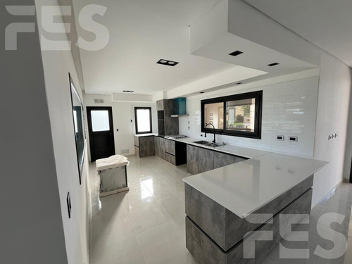 Venta Casa A Estrenar - San Ramiro, Pilar Del Este