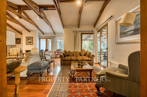 Casa Chilena En Sector Residencial, Cercana A Cole...