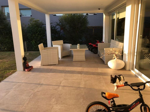 Venta Casa 4 Dormitorios 5 Baños Lomas De La Tahona Piscina #366