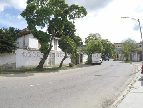 Yg Increíble Casa Con Dos Anexo, Potencial Para Remodelar Residencial O Comercial, Ubicada En Esquina Con Fácil Acceso En Venta En La Trinidad 24-1929 Ys