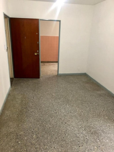 Imagen 5 de 16 de Muy Amplio Departamento.bajas Expensas