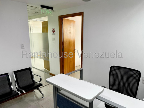 Oficina Centro En Venta En Los Dos Caminos. Cecilia Gutierrez. 25-18382