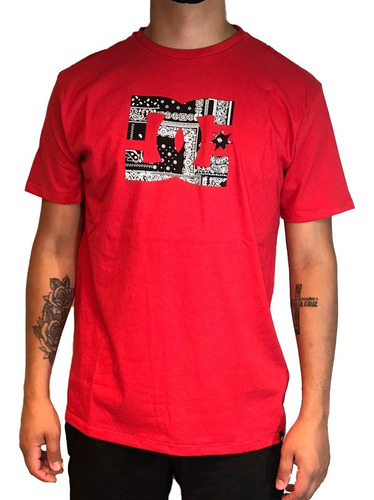 Remera Dc Lifestyle Hombre Mc Star Bandana Rojo Cli