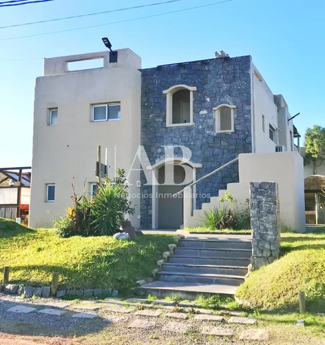 Hermoso Complejo De 4 Apartamentos Con Piscina En Punta Del Diablo