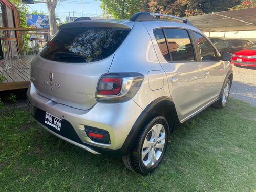 Imagen 3 de 8 de Renault Sandero Stepway 2015 1.6 Privilege Nav 105cv