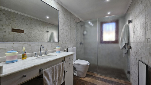 Venta - Chalet Con Cuatro Dormitorios Sobre Lote De 1380 Mts - Los Troncos