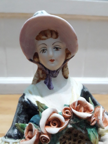 Estatua  De Porcelana Dama Antigua Con Ramo Floral 