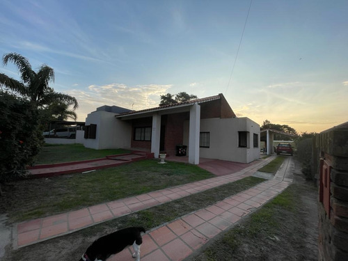 Casa Con Gran Frente De Construccion De Doble Pared Techo Plancha Y Tejas