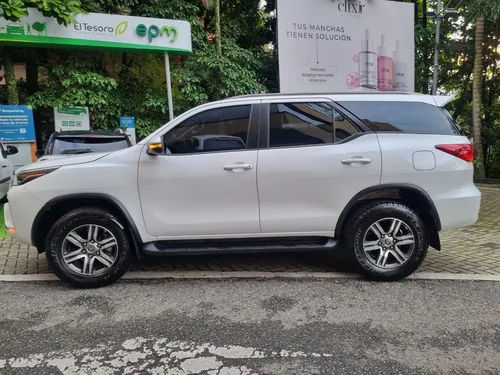 Toyota Fortuner 2.4l Sr Tp 2.4cc Td 7ab 4x2 2023 Único Dueño