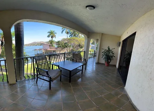 Casa En Venta En Teques Frente Al Lago