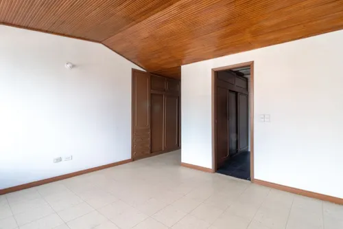Casa En Venta En La Esmeralda. Cod V15539