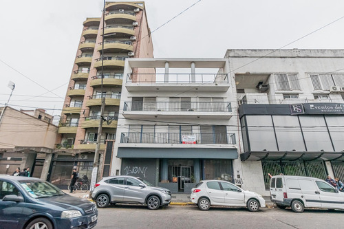 Edificio Comercial En  Quilmes Centro (pb Y 2 Pisos,  Patio Y Terraza)