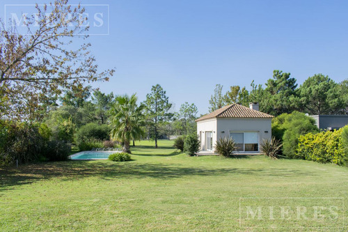 Casa En Venta Desarrollada En Una Sola Planta En Olivos Golf Club