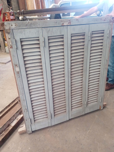 Ventana De 2 Hojas Con Celosías De Madera Y Reja Gris Claro (Usado)