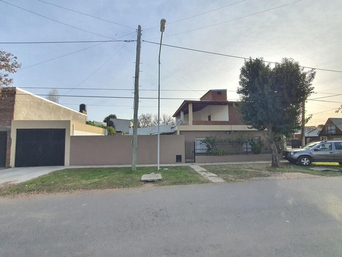 Imagen 3 de 16 de Casa Venta - 4 Dormitorios - Granadero Baigorria