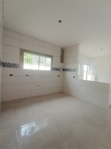 Casa 2 Dormitórios Em Bairro Residencial, Próximo A Comércios, Escolas, Transportes E Muito Mais!