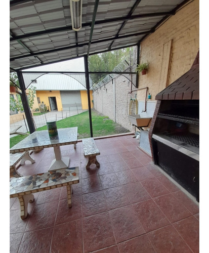 Chalet Con Galpon Induistrial En Venta. Excelente Propiedad