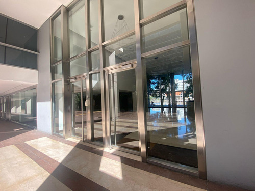 Alquiler De 3 Ambientes C/ Dep. Servicio, 2 Cocheras Y Baulera - Madero Center