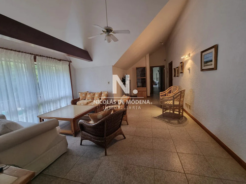 Vende Espectacular Casa En Beverly Hills - Punta Del Este De 2 Plantas Con Piscina, Parrillero
