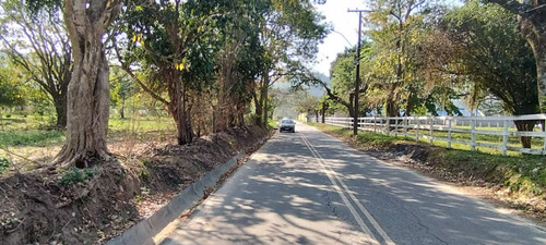 Terreno Totalmente Plano E Próximo Ao Estádio De Futebol Do Sampaio Correia