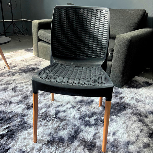 Pack X2 Silla Reforzada India Ratan Plastico Patas Madera Negro