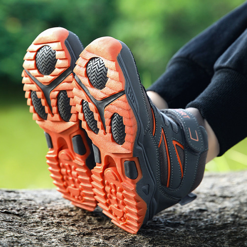 Zapatillas Deportivas Para Niños En El Ocio Al Aire Libre