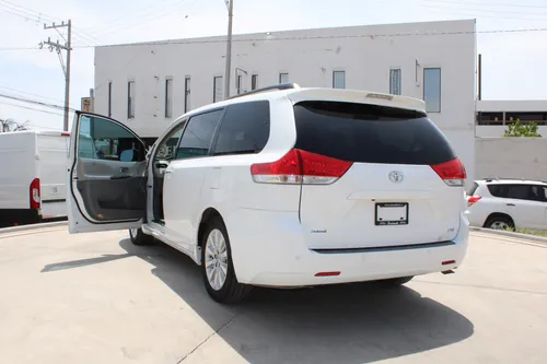 Toyota Sienna Minivan 2013