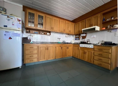 Casa Con Galpón En Barrio Las Avenidas
