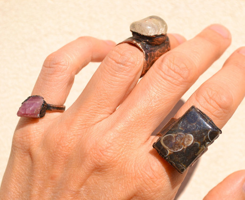 Imagen 5 de 7 de Anillo Fino Con Piedra Natural Turmalina Rosa Y Cobre