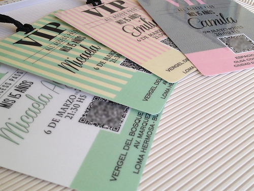 Invitaciones 15 Años Vip Simil Pvc C/mensaje En Qrcode X10