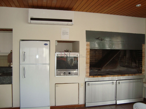 Cerca De La Zona Del Puerto Con Amplio Living Comedor- Ref: 5707