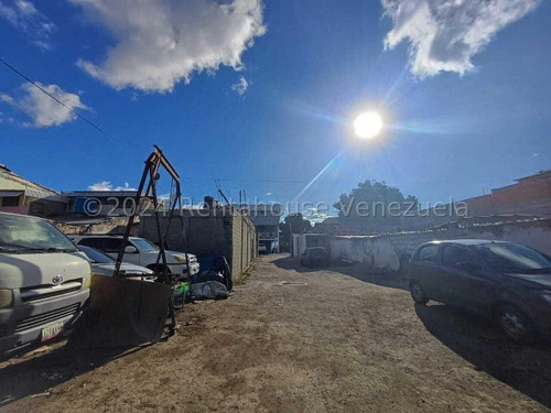 Raiza Suarez Vende Sensacional Terreno Comercial, Zona Oeste De Barquisimeto,-2 5 8 3 3-, Posee 496mts2, Ideal Para Taller, Posee Estacionamiento Amplio, Y Esta Apto Para Remodelar A Tus Gustos....