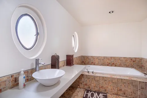Casa Noviembre! Bienvenidos A Su Nuevo Hogar! Esta Hermosa Casa De 4 Habitaciones 6 Baños, Terraza Con Sauna, Chimenea, Jardin Interior, Cuarto De Juegos Y Lavanderia. Que Combina Confort Y Estilo