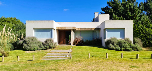 Casa A La Venta En Cul De Sac En Area Residencal 1, Barrio Costa Esmeralda, Venta Equipada.