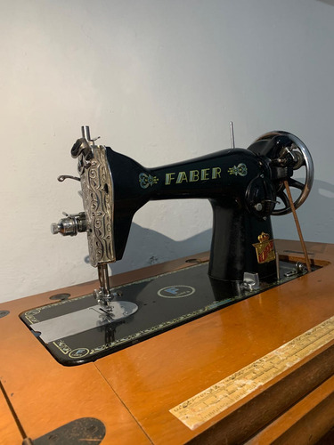 Maquina De Coser, Antigua, En Excelente Estado Funcionando