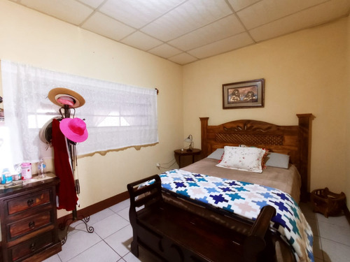 Imagen 18 de 30 de Vendo Hermosa Propiedad, Ubicada En Uno De Los Sectores Mas Selectos De San Lucas Sacatepequez, Incluye Dos Casas Con Amplio Jardin Ideal Para Casa De Campo O Todo Tipo De Negocio