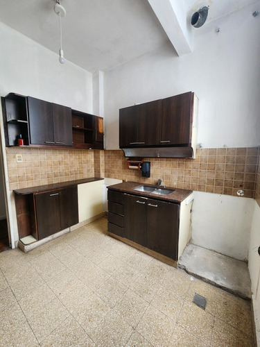 Oportunidad En Almagro. Departamento De 3 Ambientes Con Terraza De Uso Común.