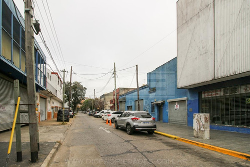 Imagen 3 de 11 de Deposito Sobre Dos Lotes - Venta - Munro