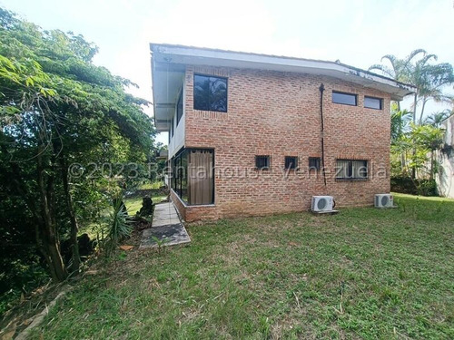 Espectacular Casa De 800 M2 De Construcción Y 1.300 M2 De Terreno, Con Vista Al Prestigioso Campo De Golf. Amplios Espacios, Todos Con Vista Al Campo De Golf, Muy Bien Distribuida, Jardines, Anexo